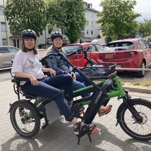 Zwei Frauen machen eine Fahrrad-Tour auf einem Parallel-Tandem